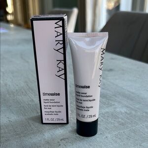Mary Kay Timewise Matte-Wear Liquid Foundation - Beige 4 - NIB